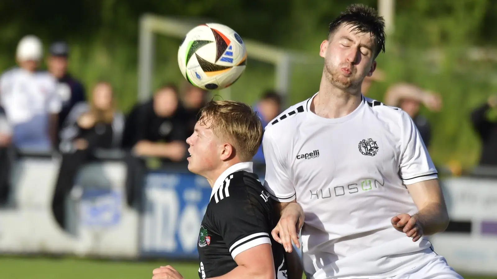 In der Relegation zur Bayernliga kommt es zum Derby zwischen der DJK Gebenbach (rechts David Vidovic) und der DJK Ammerthal (im Bild Michael Janner). (Archivbild: Hubert Ziegler)