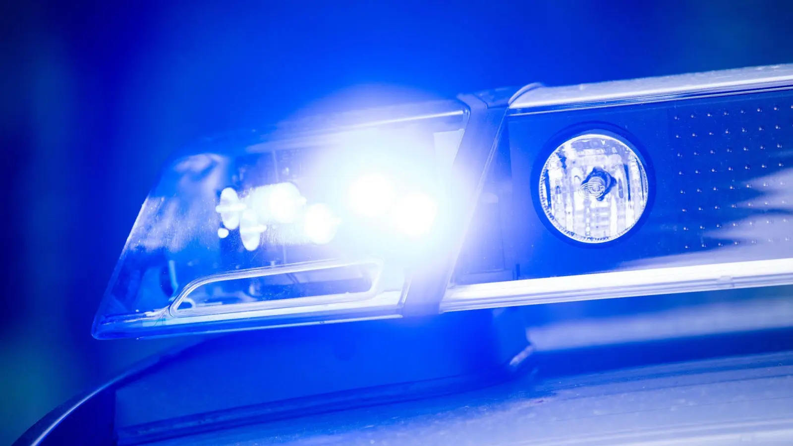 Einen Autofahrer unter Alkoholeinfluss stoppte die Polizei in der Nacht zum Donnerstag in Amberg. (Symbolbild: Lino Mirgeler/dpa)
