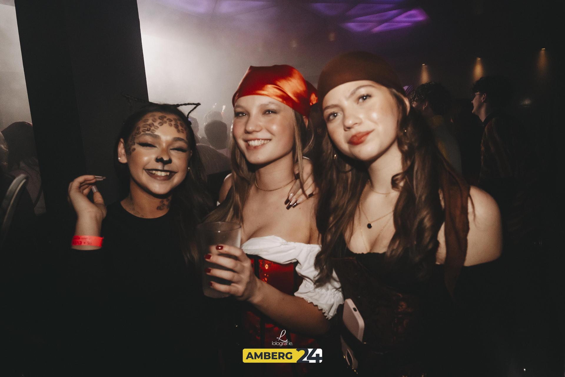 Im Trio wurde während der Hexennacht gefeiert. Viel Spaß mit den Fotos. (Bild: Leonie Hartung)