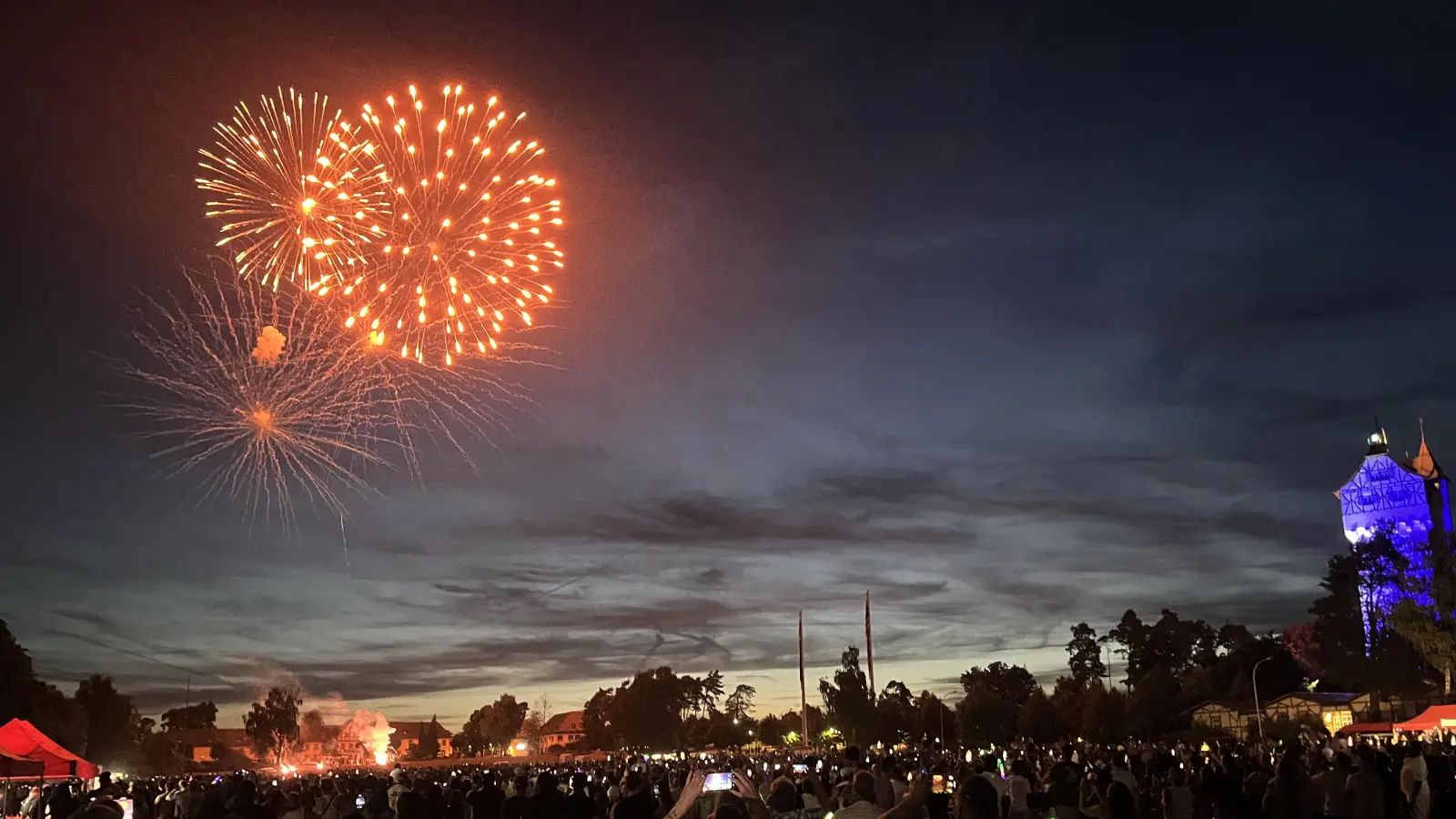 Ein großes Brillantfeuerwerk war der Abschluss des Festes zum amerikanischen Unabhängigkeitstag auf dem Paradefeld vor dem Wasserturm der mit den amerikanischen Nationalfarben beleuchtet wurde.  (Bild: mor)