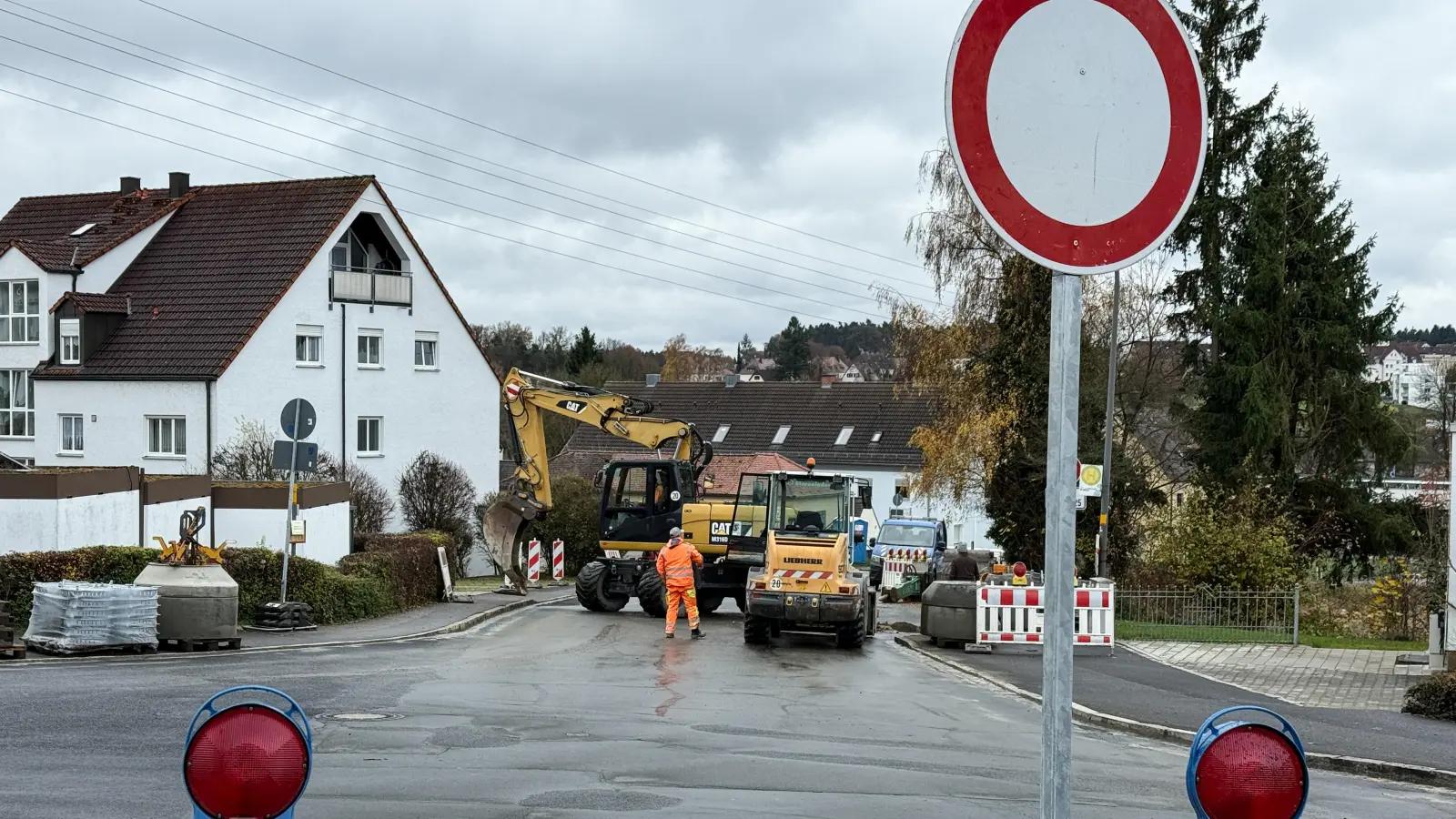 Wer die St.-Anna-Straße entlang fährt, stößt kurz vor den Abzweigungen Fröschau/Melanchthonstraße auf eine Vollsperrung. Trotz Schmuddelwetter erneuert hier die Firma Richard Schulz Bordsteine, Regenabläufe und demnächst auch die oberste Asphaltschicht. (Bild: Petra Hartl)