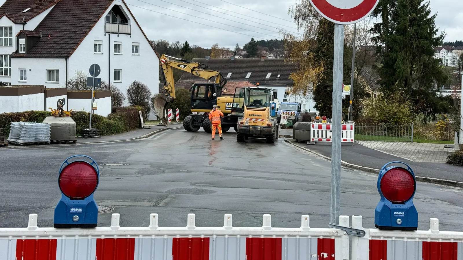 Wer die St.-Anna-Straße entlang fährt, stößt kurz vor den Abzweigungen Fröschau/Melanchthonstraße auf eine Vollsperrung. Trotz Schmuddelwetter erneuert hier die Firma Richard Schulz Bordsteine, Regenabläufe und demnächst auch die oberste Asphaltschicht. (Bild: Petra Hartl)