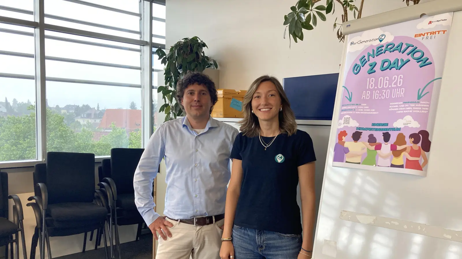 Laura Pirke und Robert Winkler von der Email-Apotheke organisieren den Gen-Z-Day.  (Bild: Stefanie Swann)
