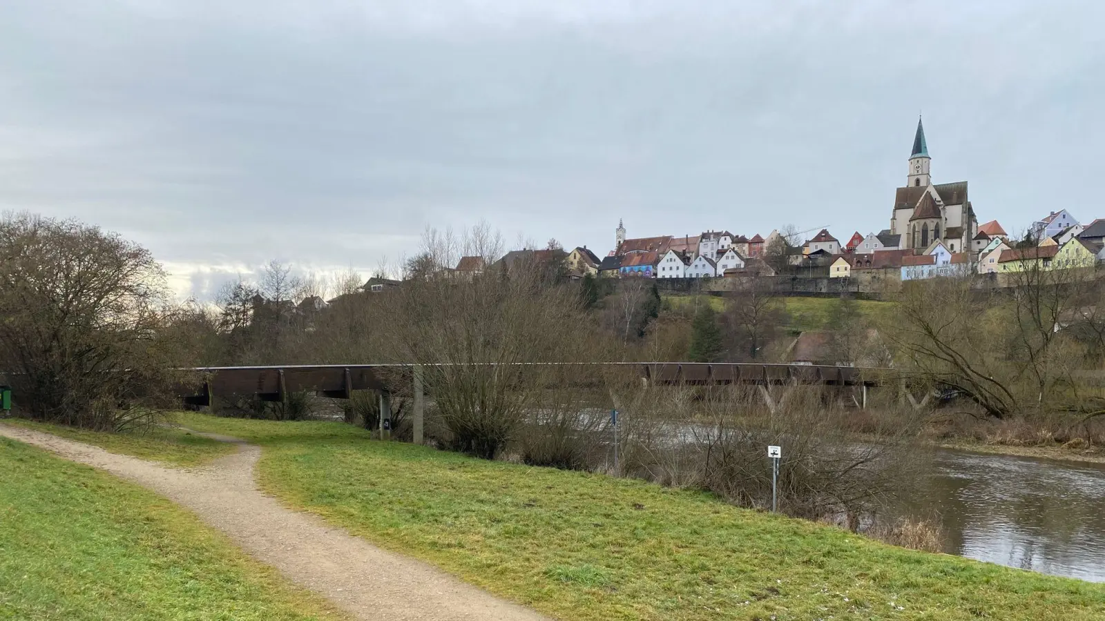 Polizei und Wasserwacht sind derzeit an der Naab in Nabburg im Einsatz. (Archivbild: Wilhelm Amann)