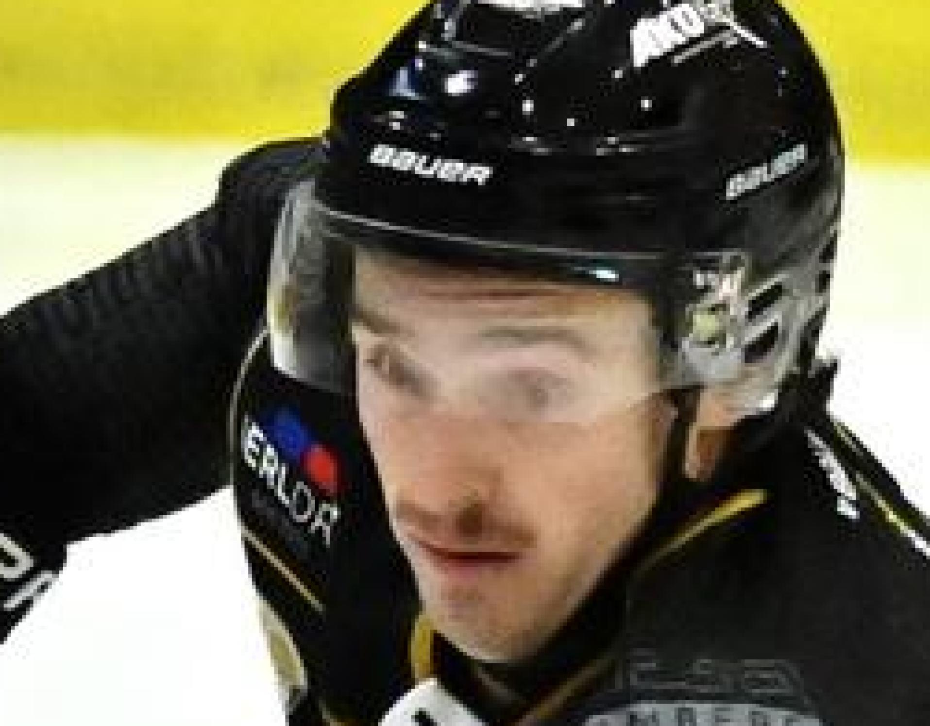 Brendan Walkom (Mitte) vom ERSC Amberg stürmt auf den Königsbrunner Torhüter zu und wittert seine Torchance. Die Amberger mussten sich dem Tabellenführer der Eishockey-Bayernliga am Ende mit 2:5 geschlagen geben.  (Bild: Hubert Ziegler)