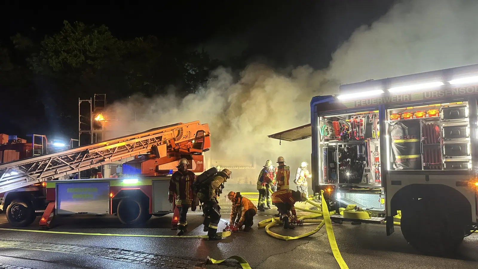 Am 12. Juni hatte es im Gewerbegebiet in Ursensollen einen Großbrand gegeben. 150 Einsatzkräfte waren gefordert. Jetzt nahm die Polizei in Amberg zwei 17-Jährige fest.  (Archivbild: Florian Schlegel/ Feuerwehr Amberg-Sulzbach)