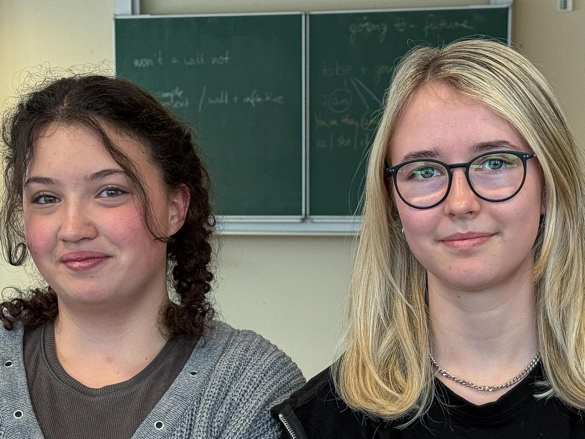 Luana (links) und Lena (rechts) haben mit ihrem Mitschüler*innen den Crossmedia-Wettbewerb gewonnen. (Bild: Stephan Huber)