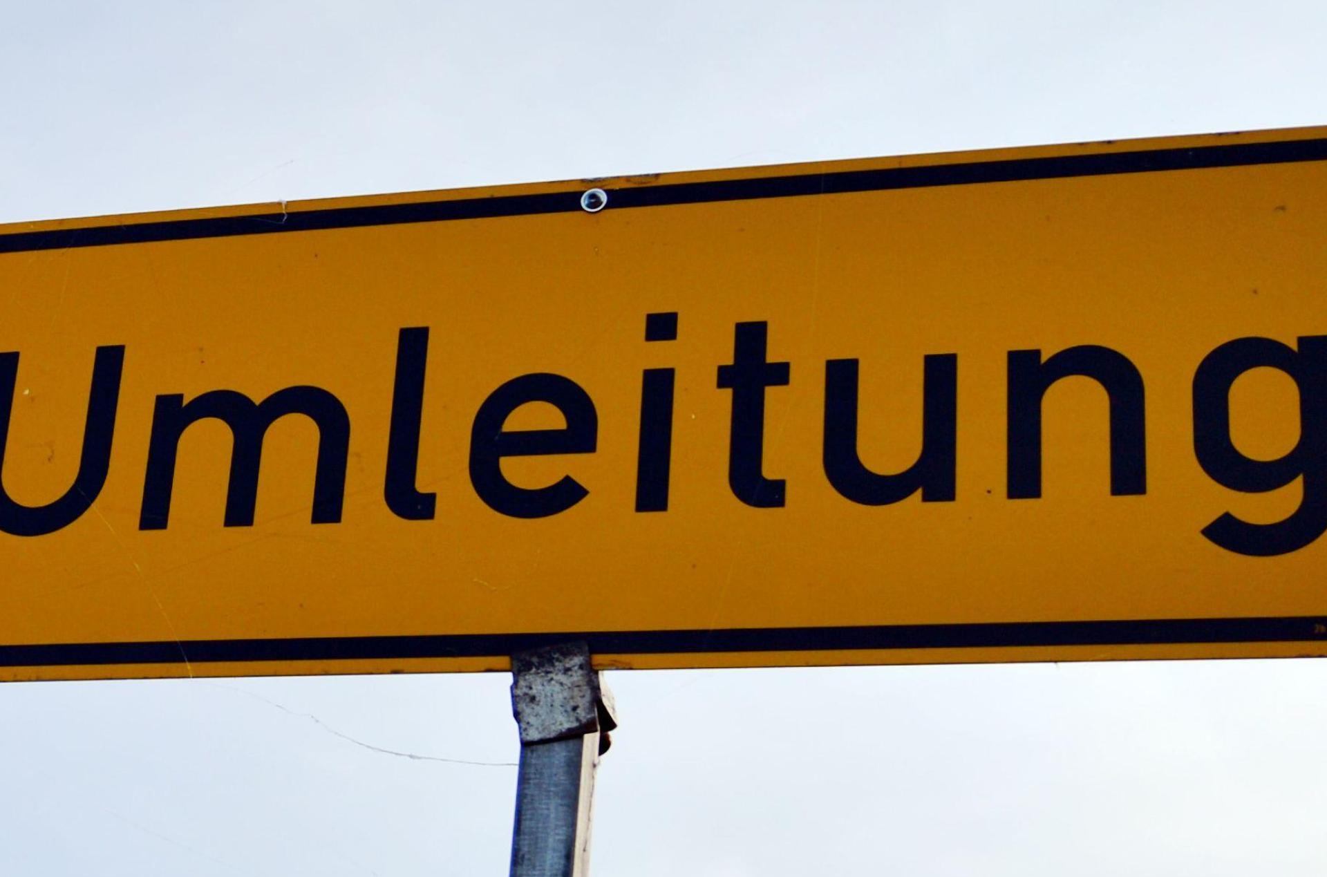 Umleitung (Symbolbild:  Marc Tirl/dpa)