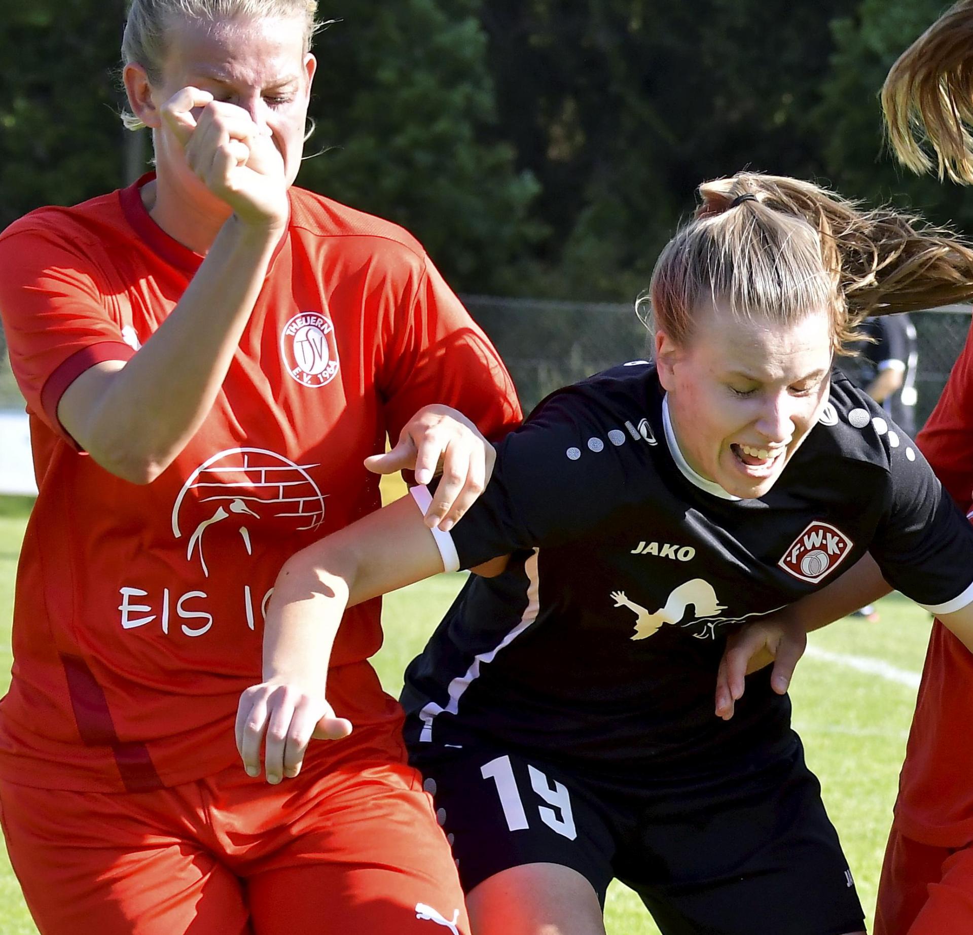 Sabrina Walter (links/Szene aus dem Spiel gegen Würzburg) fehlt dem TSV gegen Frauenbiburg. (Bild: Hubert Ziegler)