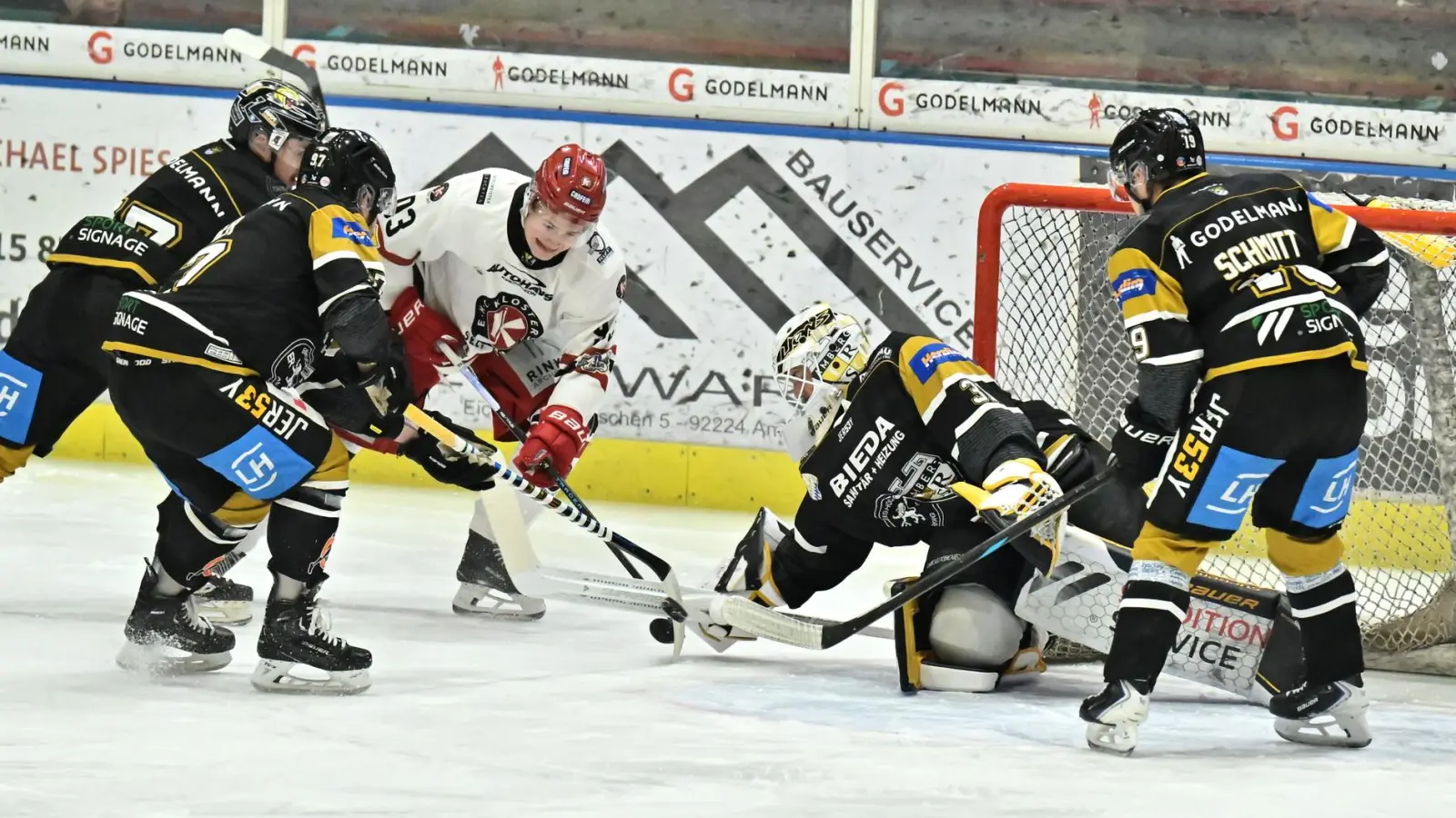 Torhüter Lucas Di Berardo (Zweiter von rechts/Szene aus einem früheren Spiel) und seine Teamkollegen gingen in Dingolfing unter. (Bild: Hubert Ziegler)