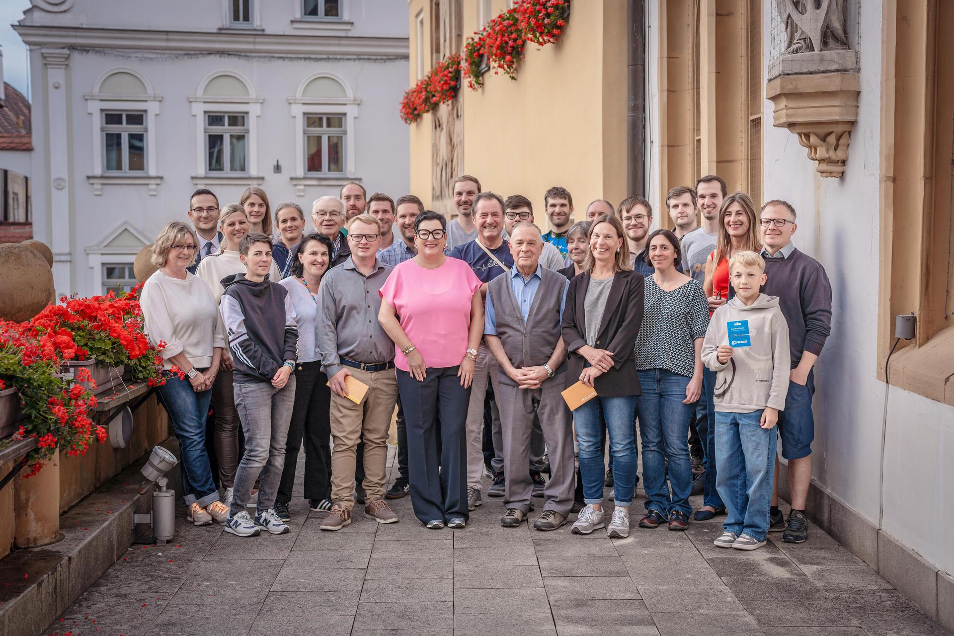 Zweite Bürgermeisterin Birgit Fruth (vorne, Fünfte von links) im Kreis der Gewinner und Sponsoren des Amberger Stadtradelns. (Bild: Michael Golinski)