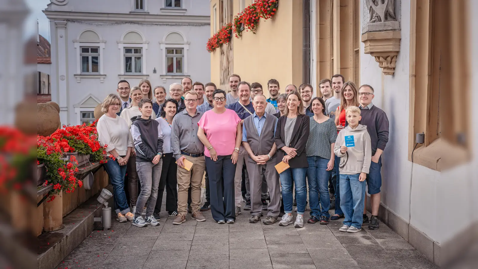 Zweite Bürgermeisterin Birgit Fruth (vorne, Fünfte von links) im Kreis der Gewinner und Sponsoren des Amberger Stadtradelns. (Bild: Michael Golinski)