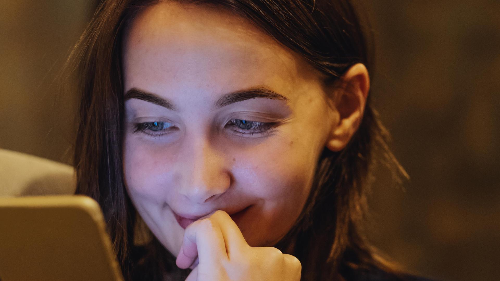 Du schreibst seit Wochen mit deinem Crush, getroffen habt ihr euch noch nie, aber du findest ihn ganz, ganz toll? Vielleicht befindest du dich in einer Delushionship. (Symbolbild: Adobe.Stock)