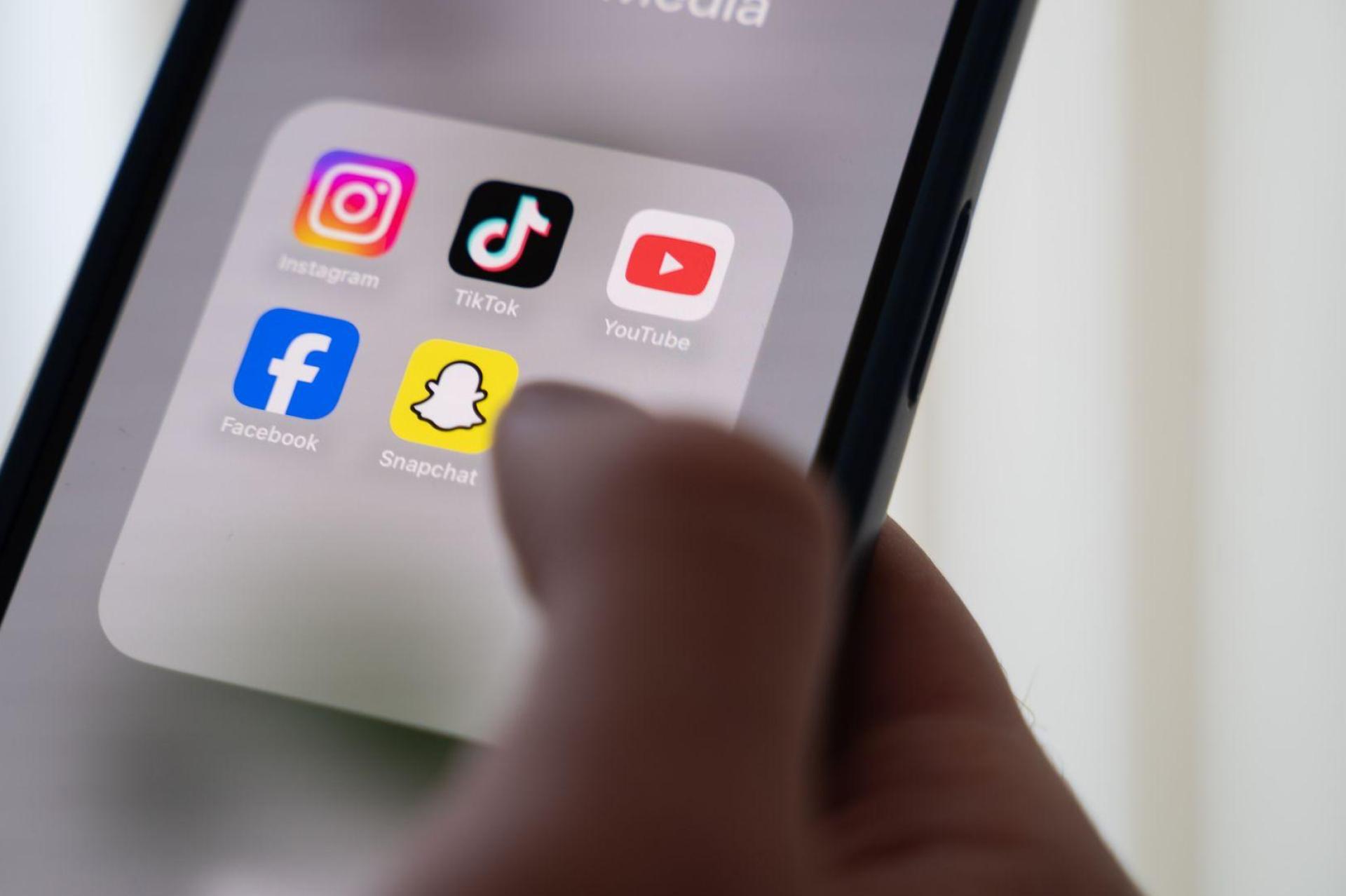 Die Altersgrenze soll für Apps wie Instagram, Tiktok, Snapchat und andere soziale Medien gelten. (Archivbild) (Bild: Alicia Windzio/dpa)