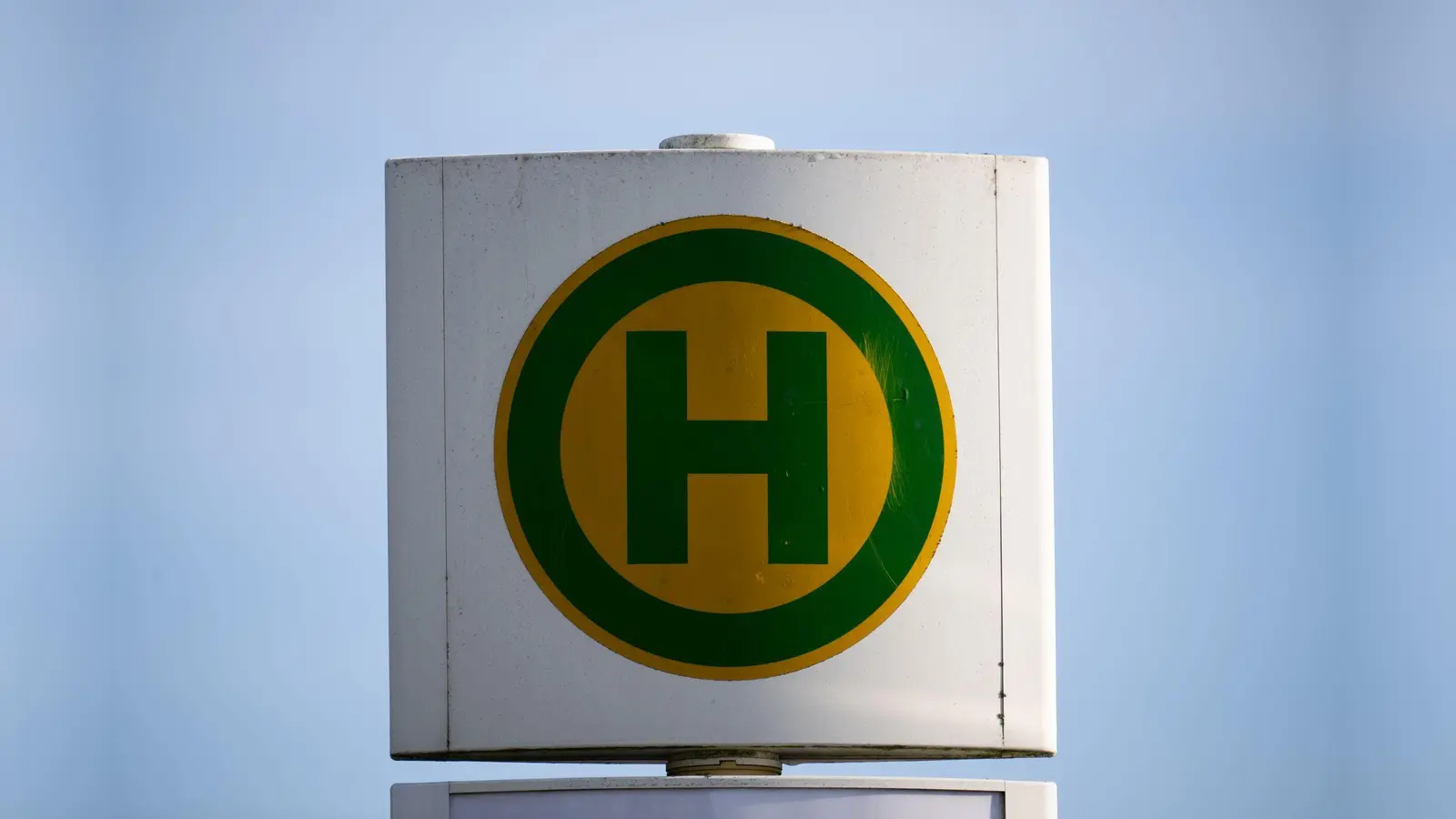 Wegen des Marktsonntags am 26. April in Auerbach bedient die Buslinie 457 die Haltestelle „Unterer Markt” nicht.  (Symbolbild: Sebastian Gollnow/dpa)