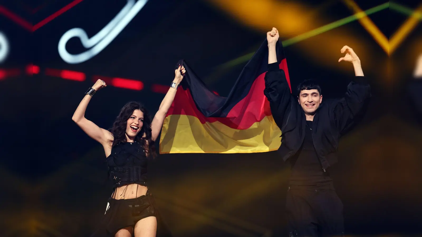 Das für Deutschland angetretene österreichische Geschwister-Duo Abor &amp; Tynna klettert mit seinem Track „Baller“ diese Woche bis auf Rang drei der Offiziellen Deutschen Single-Charts, ermittelt von GfK Entertainment. (Archivbild) (Bild: Jens Büttner/dpa)
