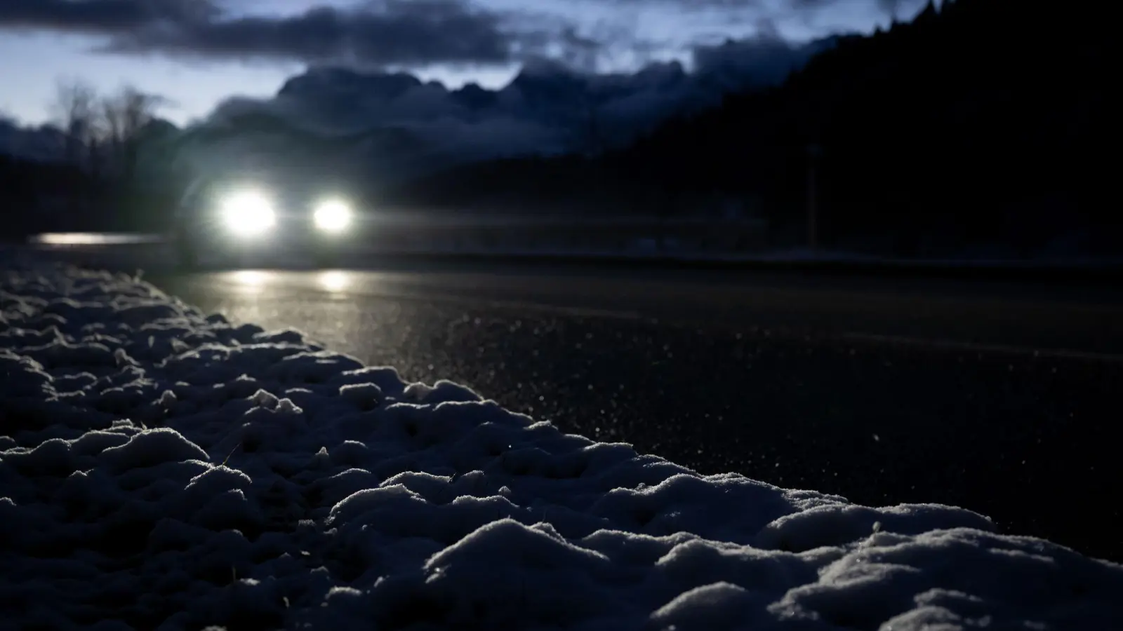 Auf den Straßen ist Vorsicht geboten. (Archivbild) (Bild: Sven Hoppe/dpa)