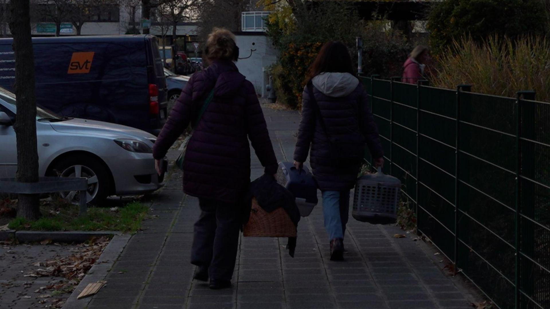 Menschen verlassen den Sperrkreis, nachdem in der Avenariusstraße in Nürnberg eine Bombe gefunden worden ist. (Bild: Sven Grundmann/NEWS5/dpa)