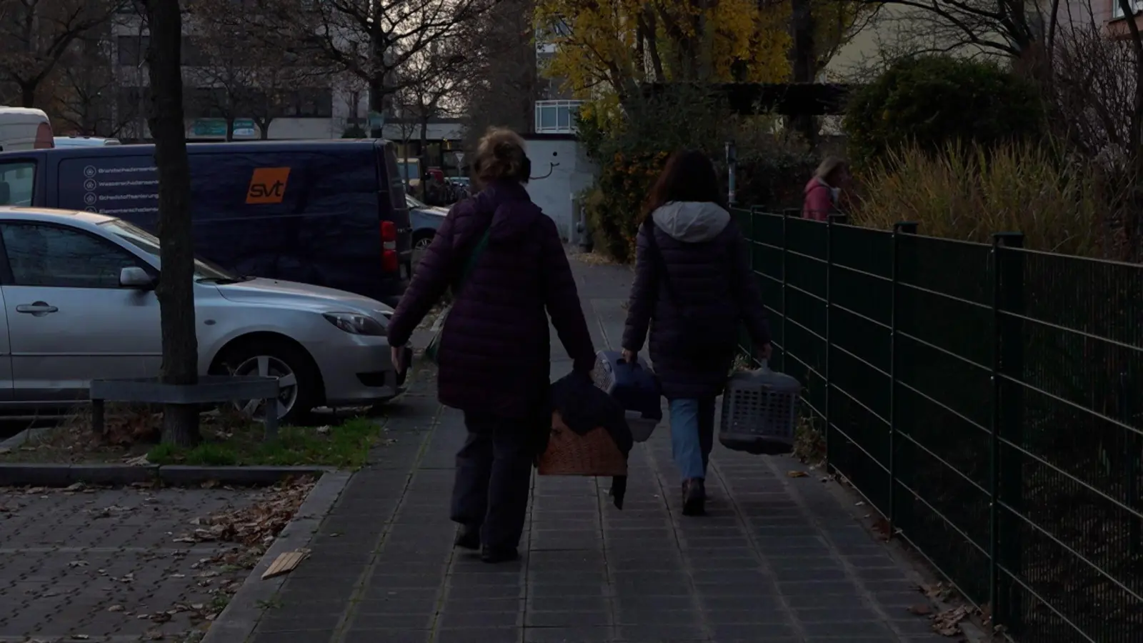 Menschen verlassen den Sperrkreis, nachdem in der Avenariusstraße in Nürnberg eine Bombe gefunden worden ist. (Bild: Sven Grundmann/NEWS5/dpa)