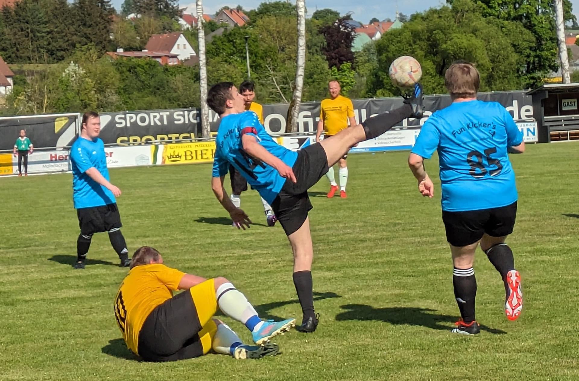 Beim Freundschaftsinklusionsspiel wird wieder engagiert um jeden Ball gekämpft. (Archivbild: gau)