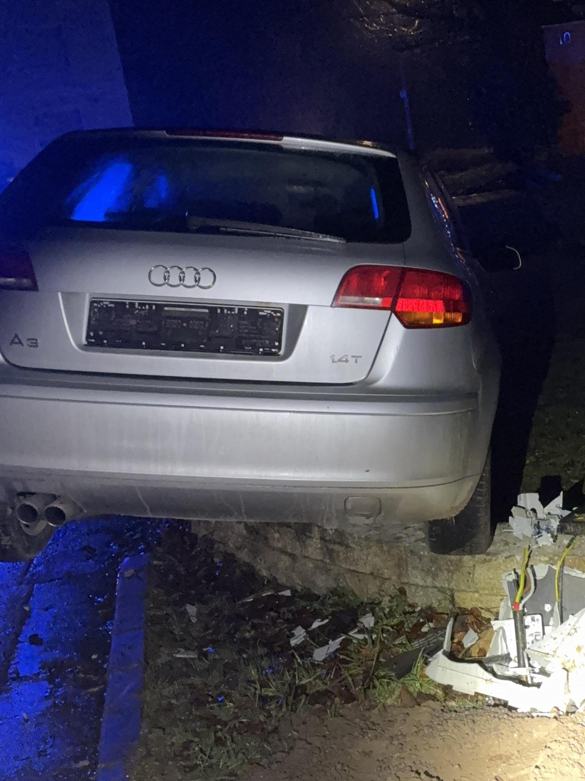 Ein 19-jähriger Fahranfänger verliert in Hermannsberg bei Illschwang die Kontrolle über sein Auto und prallt gegen eine Gartenmauer. (Bild: Polizei Sulzbach-Rosenberg)