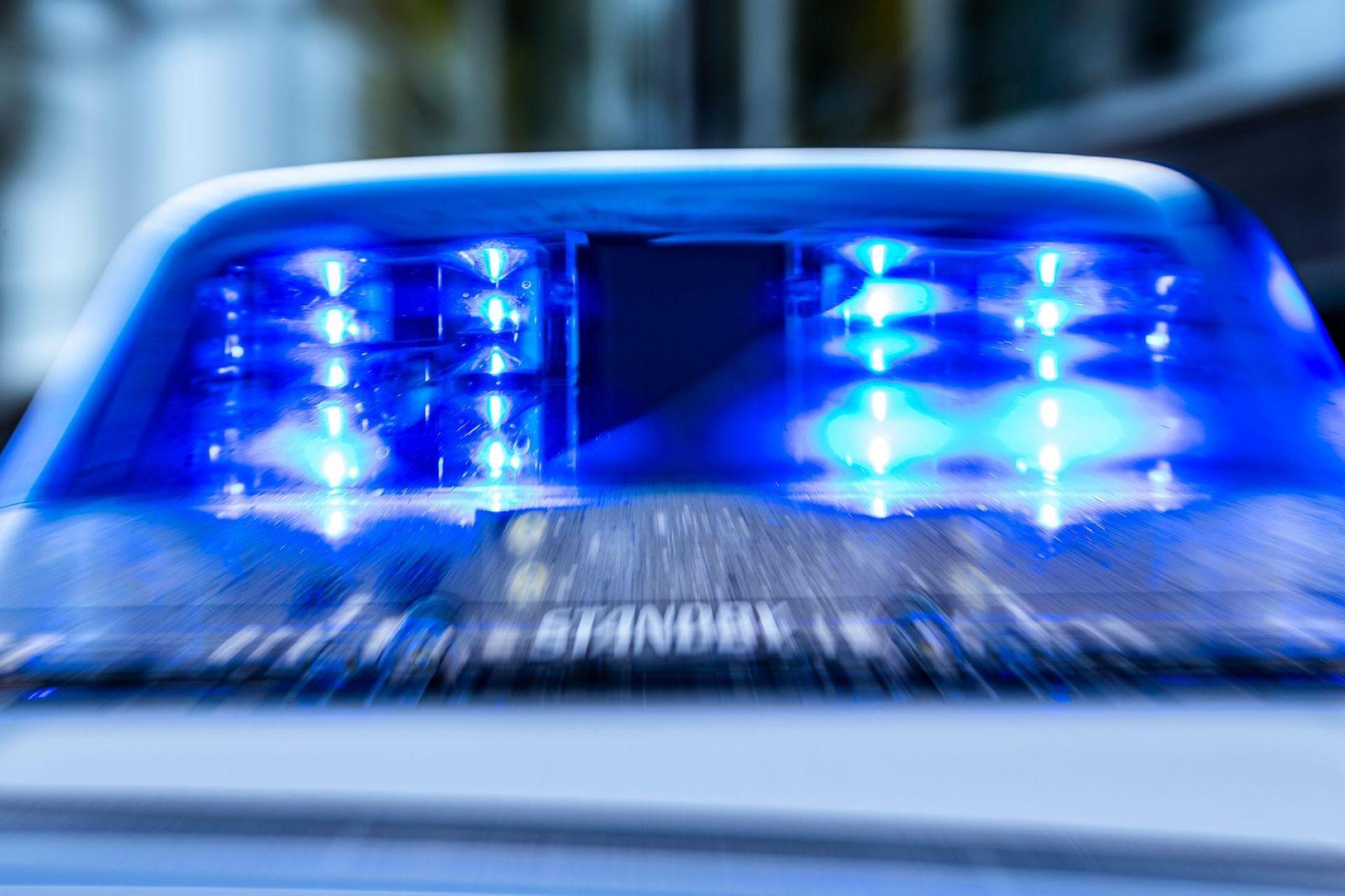 Gegen den Mann wird nun ermittelt. (Symbolbild) (Bild: David Inderlied/dpa)
