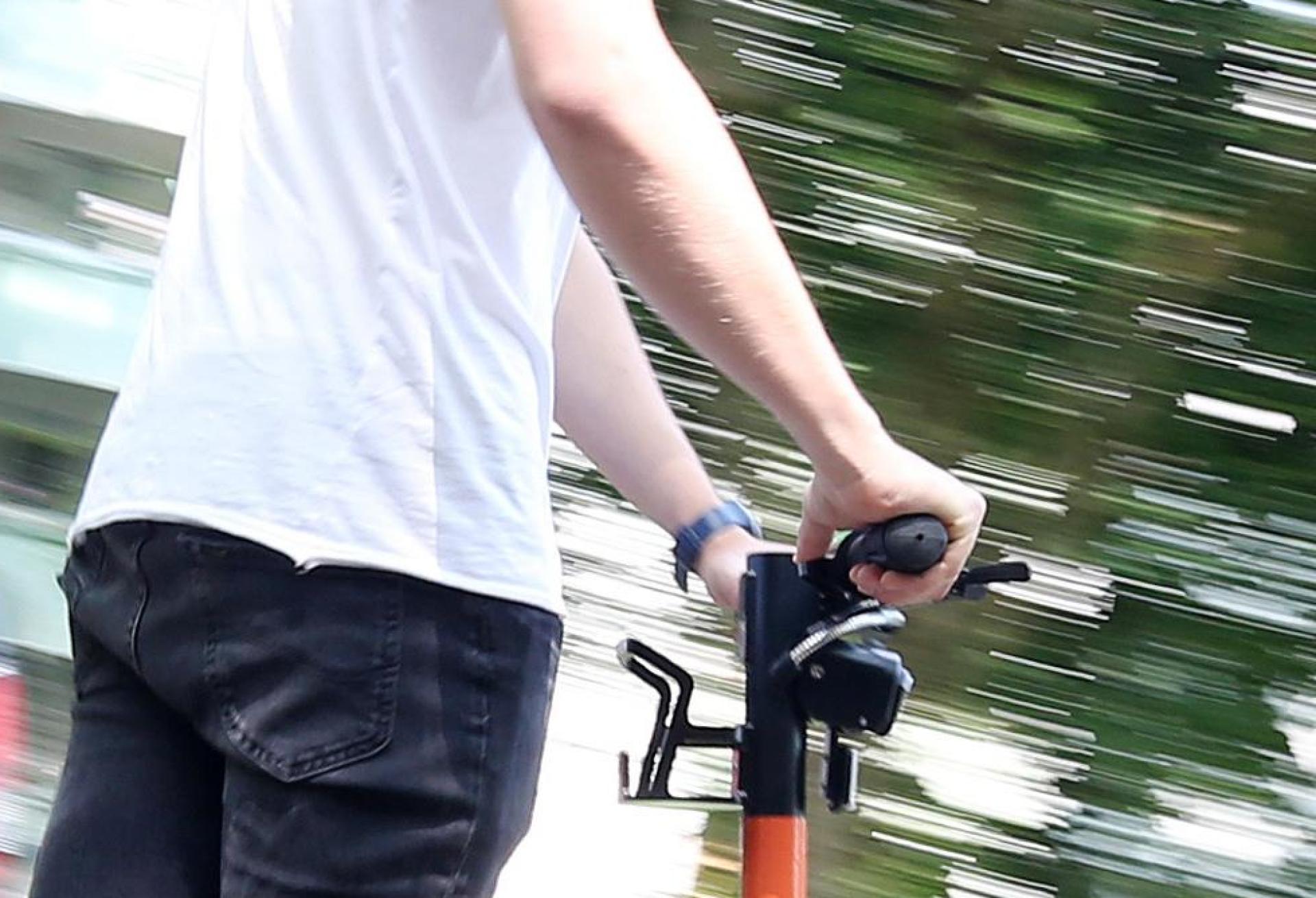 Ein E-Scooter- Fahrer war in Kümmersbruck unter dem Einfluss von Alkohol und Drogen unterwegs.  (Symbolbild: Roland Weihrauch/dpa)