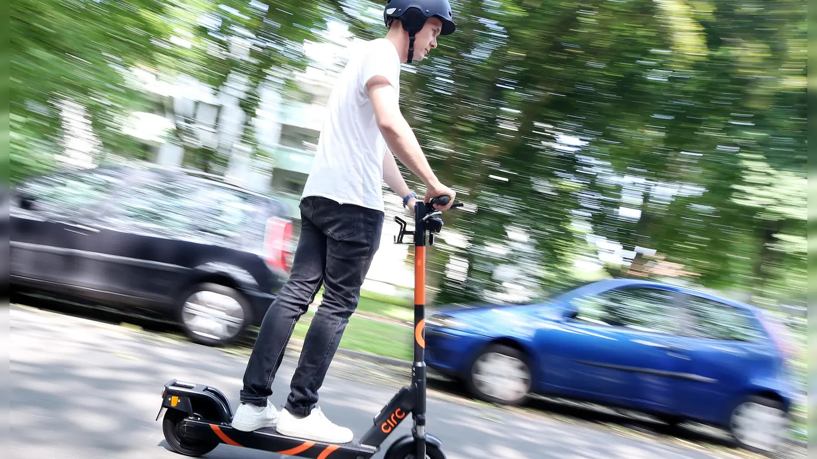 Die Polizei Amberg hat einen E-Scooter mit abgelaufenem Versicherungskennzeichen aus dem Verkehr gezogen. (Symbolbild: Roland Weihrauch/dpa)