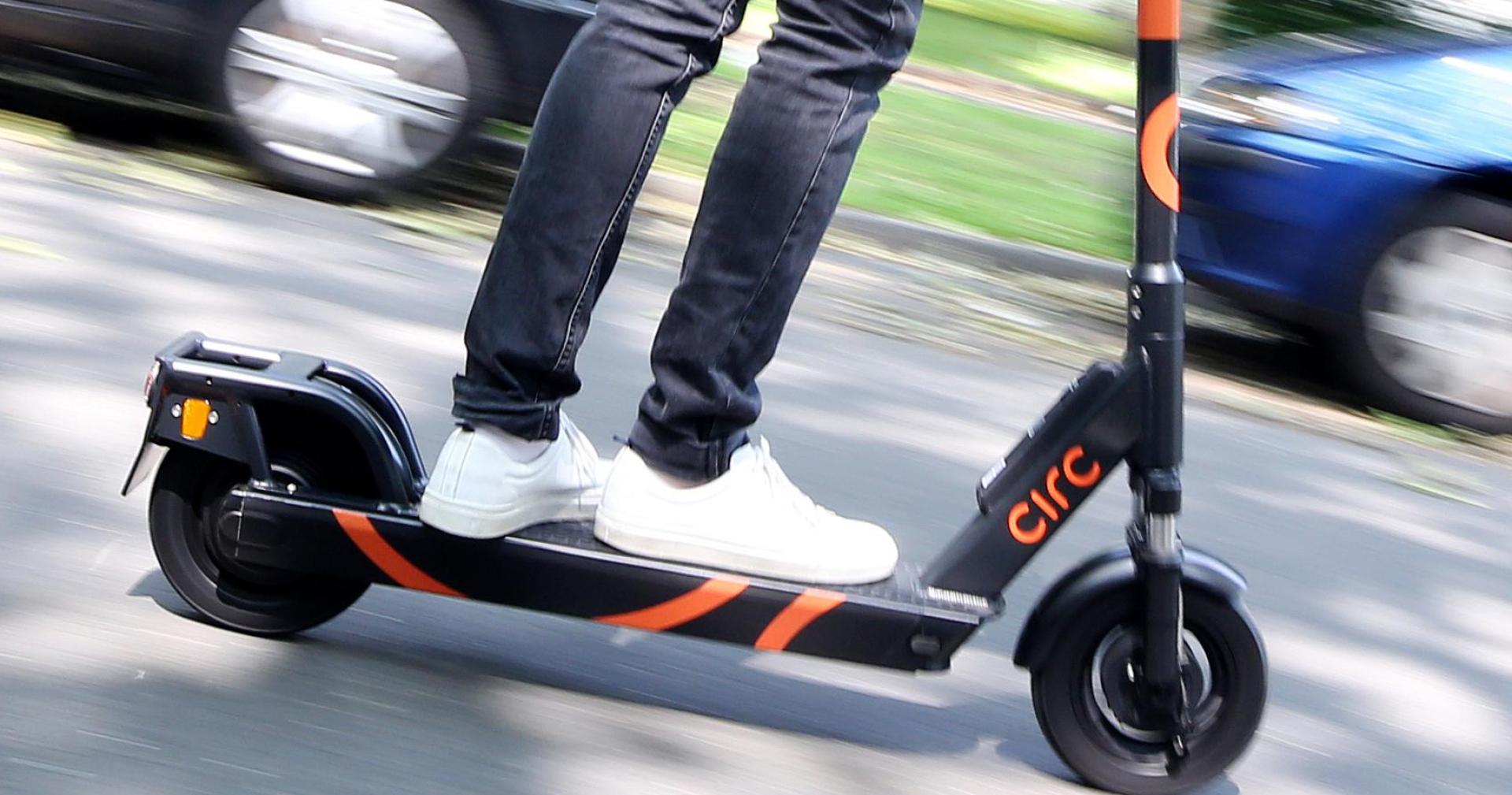 Ein 14-jähriger Schüler flüchtete mit einem E-Scooter vor der Polizei durch die Bayreuther Innenstadt. Die Beamten stellten ihn schließlich in der Friedrichstraße. (Symbolbild: Roland Weihrauch/dpa)