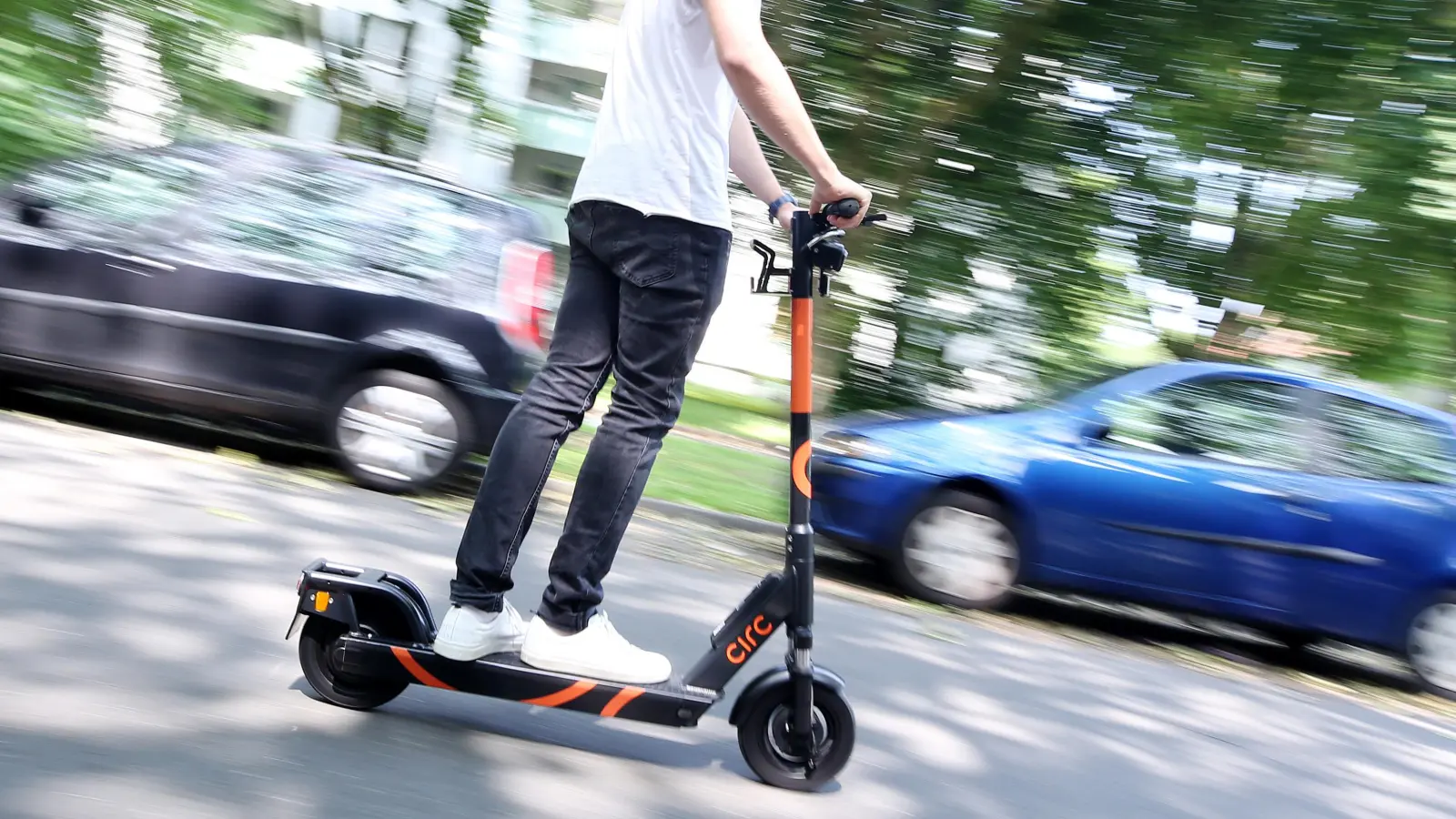 Ein 43-jähriger Autofahrer übersah einen E-Scooter in Amberg. Der 15-jährige Fahrer wurde leicht verletzt. (Symbolbild: Roland Weihrauch/dpa)