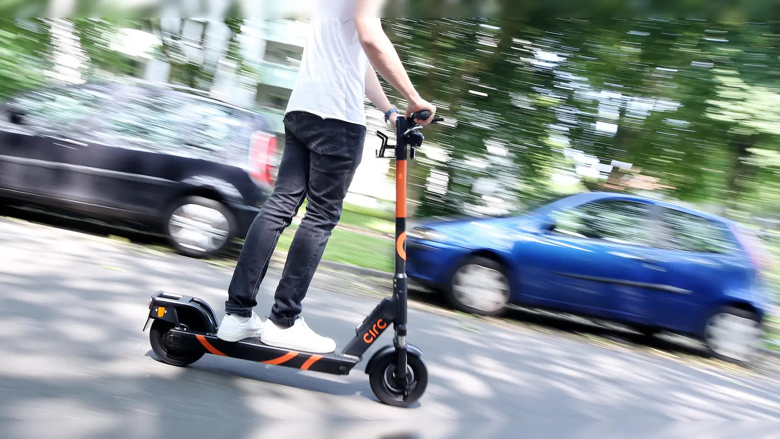 Ein 43-jähriger Autofahrer übersah einen E-Scooter in Amberg. Der 15-jährige Fahrer wurde leicht verletzt. (Symbolbild: Roland Weihrauch/dpa)