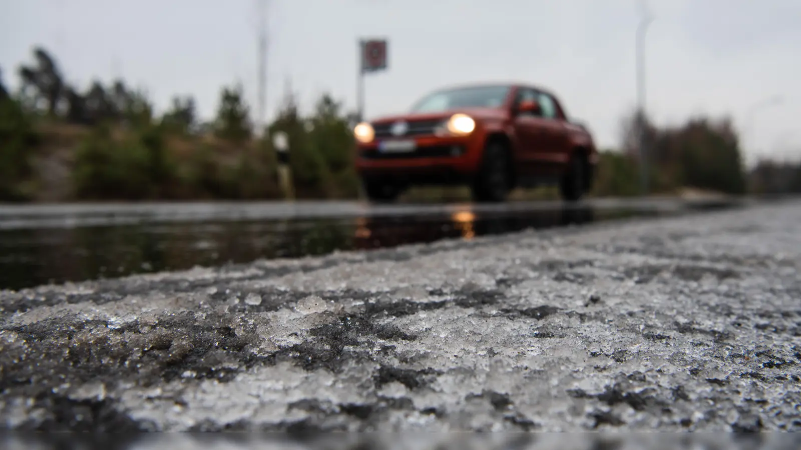 Glätte auf der Fahrbahn war wohl nicht das einzige Problem, das einen Autofahrer zwischen Schmidtstadt und Hirschbach von der Straße rutschen ließ.  (Symbolbild: Nicolas Armer/dpa)