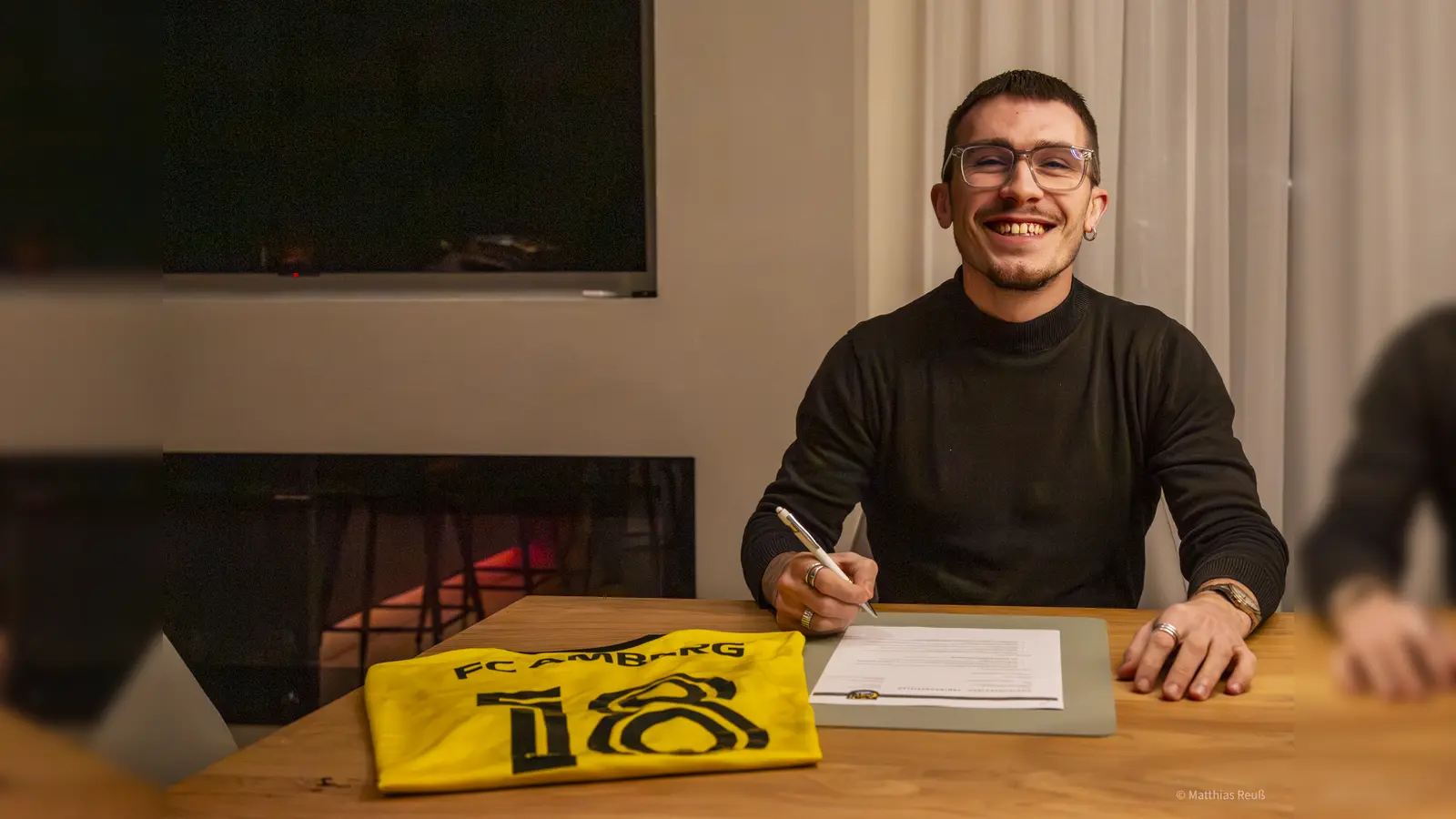 Fernando Roesler unterschreibt beim FC Amberg einen Zweijahresvertrag.  (Bild: FC Amberg | Matthias Reuß)