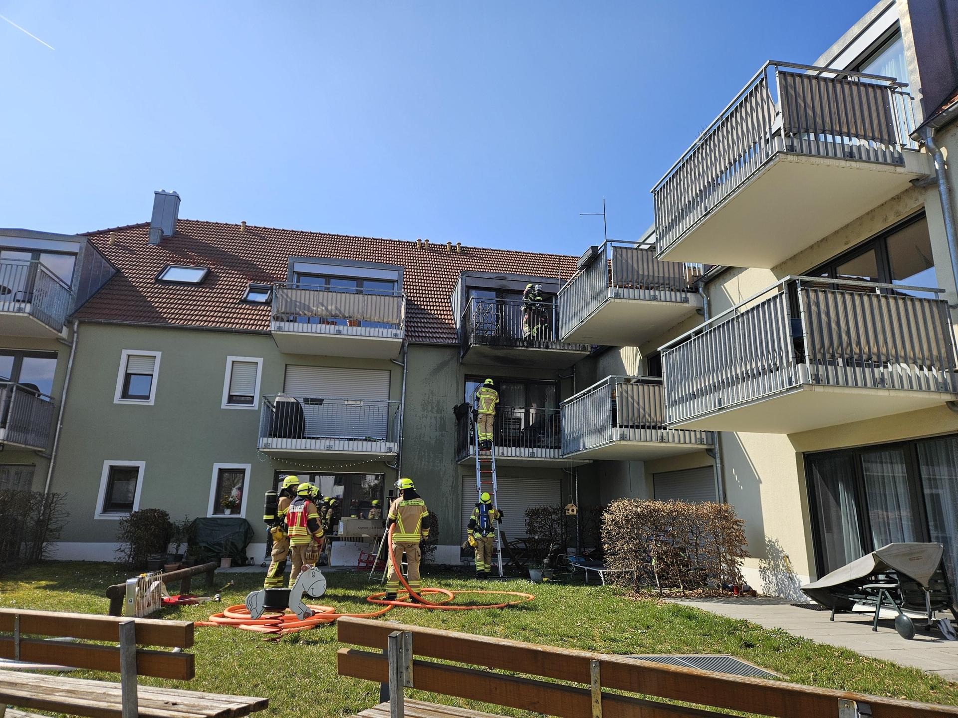 Ein Balkonbrand im Regensburger Stadtteil Reinhausen konnte durch schnelles Eingreifen der Feuerwehr eingedämmt werden. (Bild: Berufsfeuerwehr Regensburg)