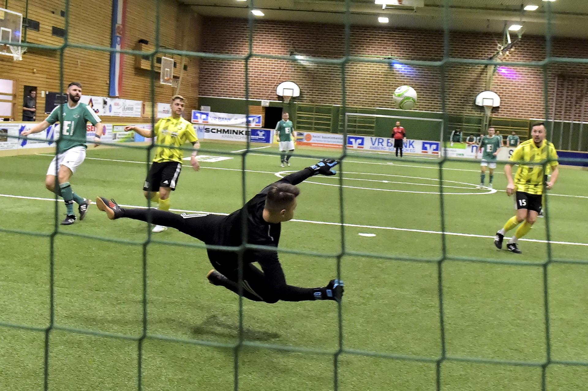 Auch in diesem Jahr finden die Hallenmasters beim SV Illschwang statt. Zwischen starken Torwart-Paraden und viel „Joga Bonito” ist alles dabei.  (Archivbild: Hubert Ziegler)