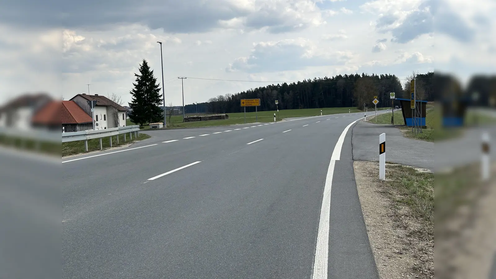  Auf Höhe der Abzweigungen nach Kleinfalz und Fromberg an der B 85 sollen Warnschilder künftig für mehr Sicherheit sorgen. Auch die Notwendigkeit des Bushäuschens stand bei einem Ortstermin in der Diskussion. (Bild: Andreas Royer)