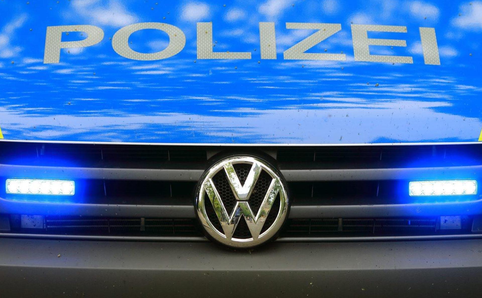 Wer hat den Kirwabaum im Alfalter umgesägt? Und warum? (Bild: Jens Wolf/dpa)