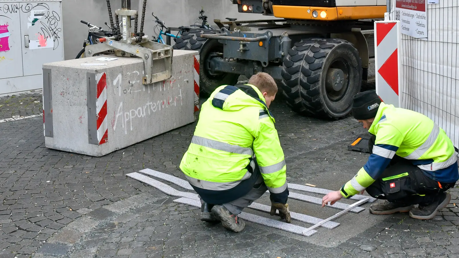 Um die Sicherheit der Feiernden zu gewährleisten, wurden zur Amberger Hexennacht Betonelemente bei den Zufahrtsstraßen zum Marktplatz aufgestellt. Sie kommen nun auch beim Altstadtfest zum Einsatz. (Archivbild: Petra Hartl)