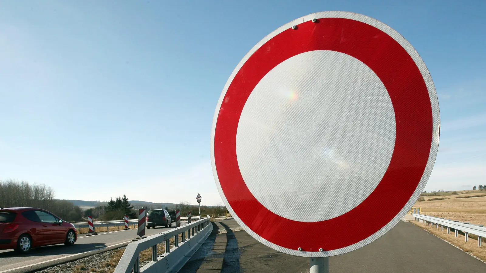 In der Gemeinde Rieden kommt es zu zwei Straßensperrungen.  (Symbolbild: Uwe Zucchi)