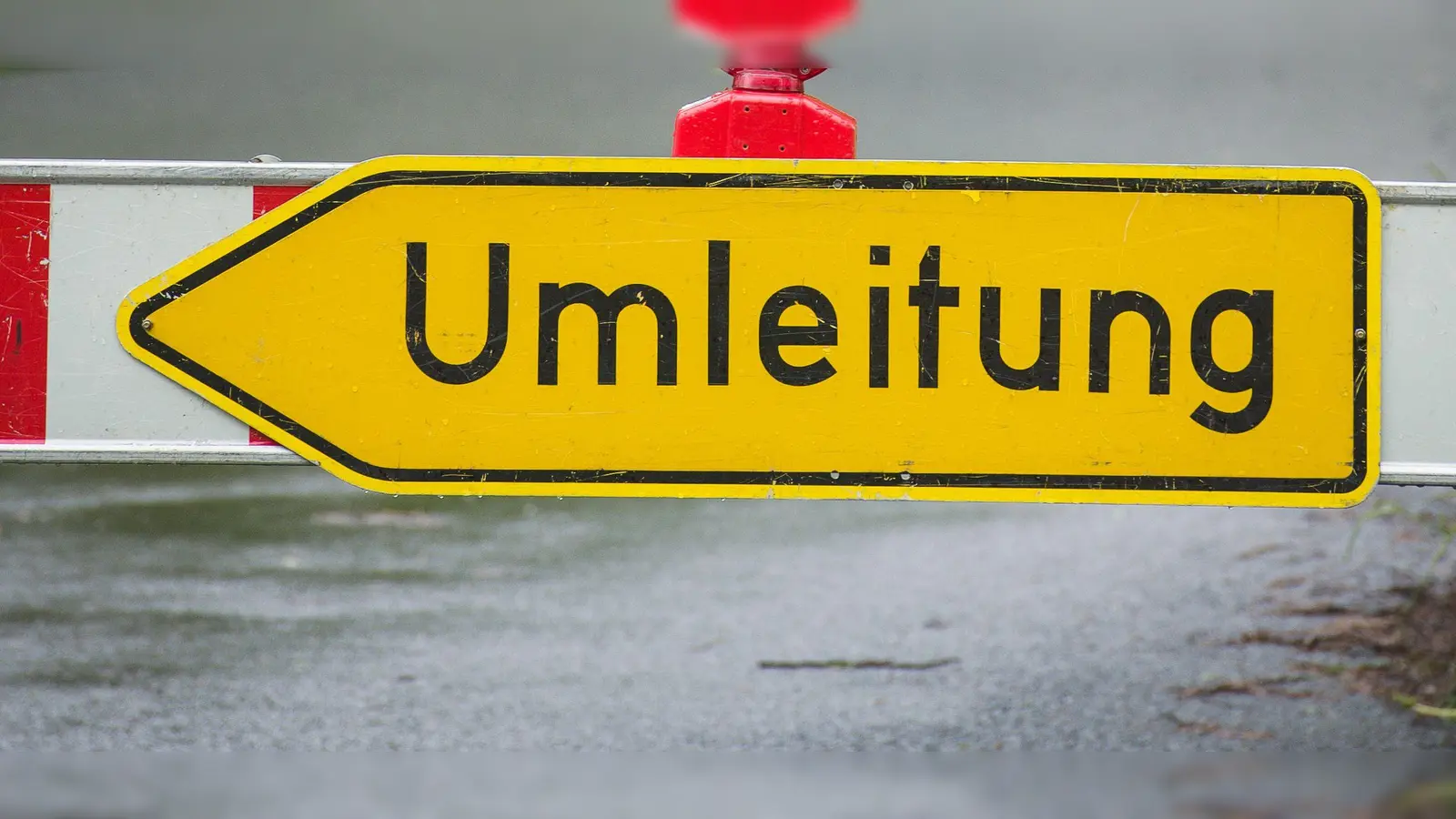 Umleitung (Symbolbild: David Ebener/dpa)