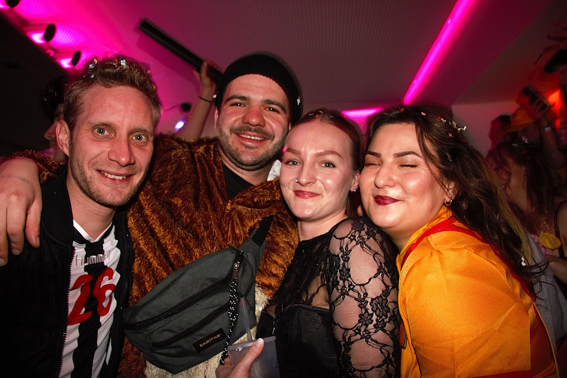 Zur Konfettiparty im Colomba war ordentlich Faschingslaune angesagt. (Bild: Marlin Nixdorf)