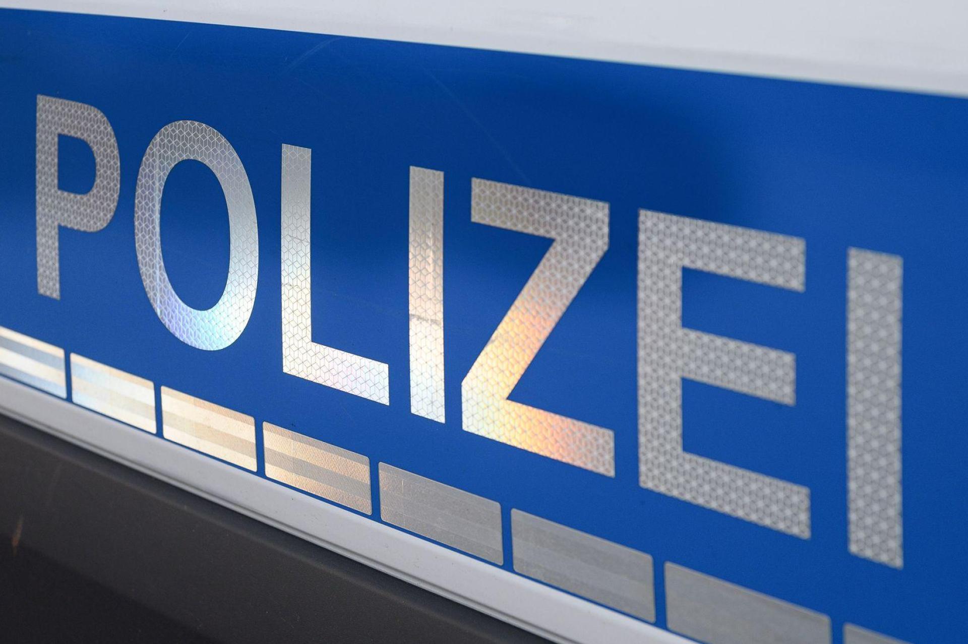 Nach dem Faschingszug in Hahnbach hat die Polizei einiges zu tun. (Symbolbild: Daniel Vogl/dpa)