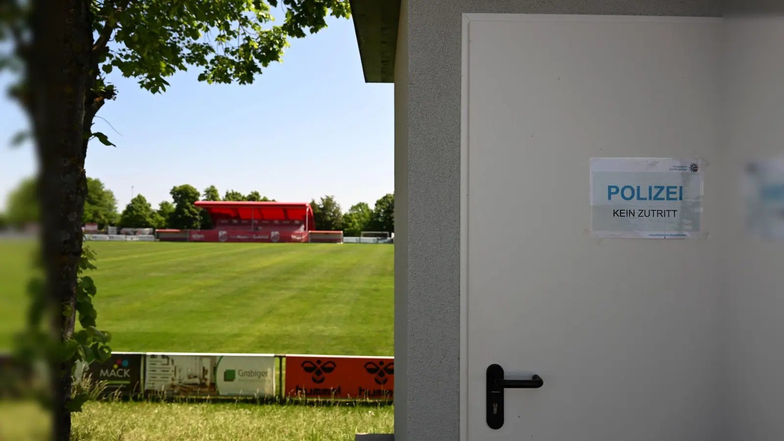 Hier gab es 2023 Razzien der Polizei: Da Vereinsgelände des TSV Aubstadt (Archivbild) (Bild: Pia Bayer/dpa)