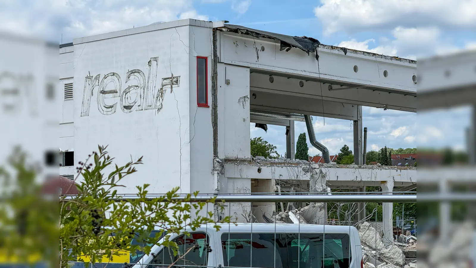 Nur das Logo erinnert noch daran, dass hier einmal die Amberger zum Einkaufen hingegangen sind – lange bevor es die anderen Großmärkte in der Stadt gab.  (Bild: Petra Hartl)