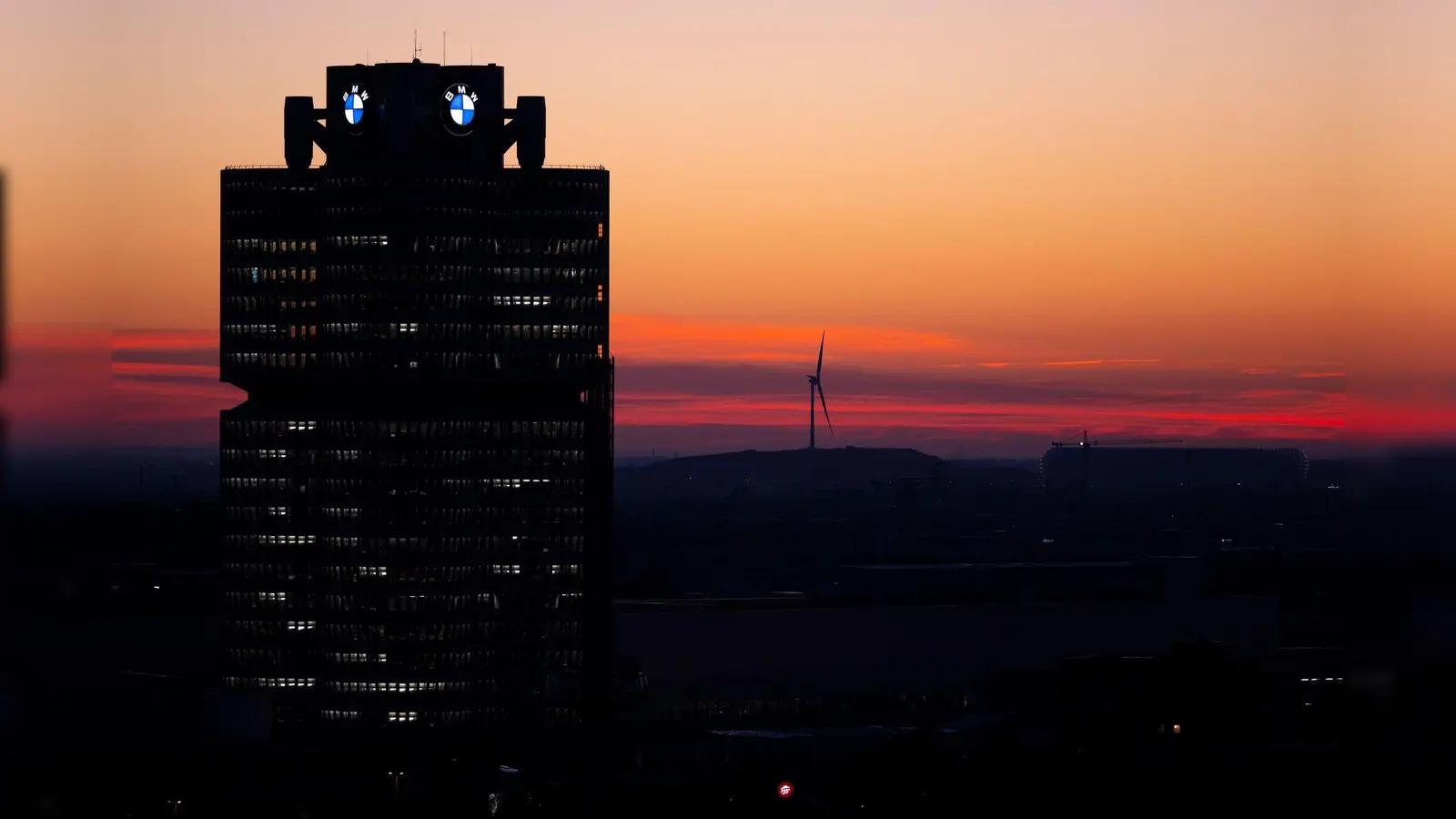 BMW will seine weltweite Belegschaft um gut 5 Prozent verkleinern, Deutschland dürfte besonders betroffen sein. (Archivbild) (Bild: Sven Hoppe/dpa)