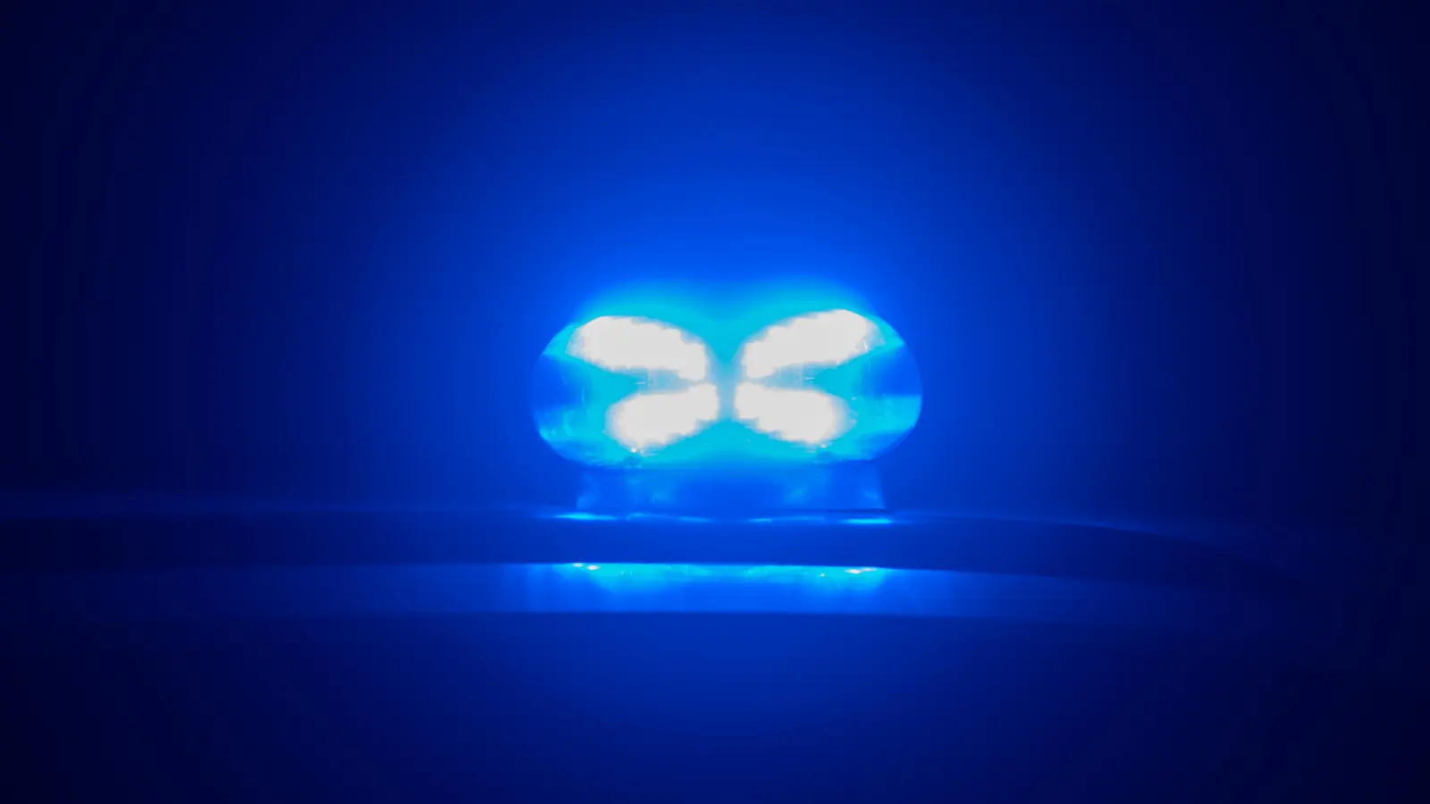 Ein Einbrecher scheiterte in Altmannshof beim Versuch, ein Fenster aufzuhebeln. Die Polizei sucht Zeugen. (Symbolbild: Robert Michael/dpa)