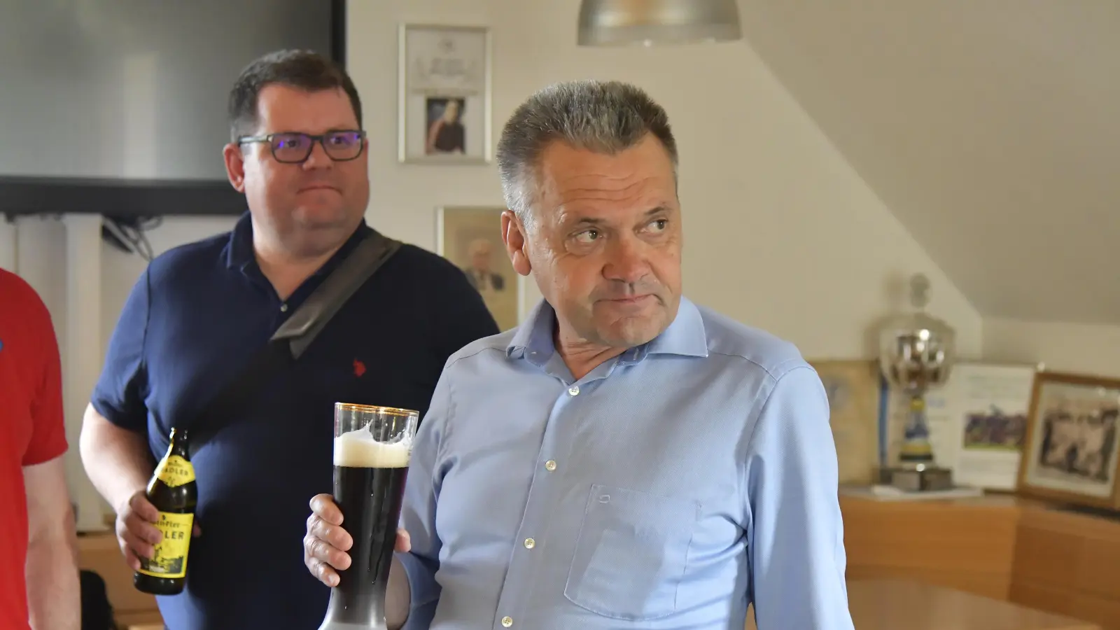 Beim Spiel zwischen Gebenbach und Unterhaching II half Manni Schwabl (rechts) nur noch ein kühles Bier. (Bild: Hubert Ziegler)