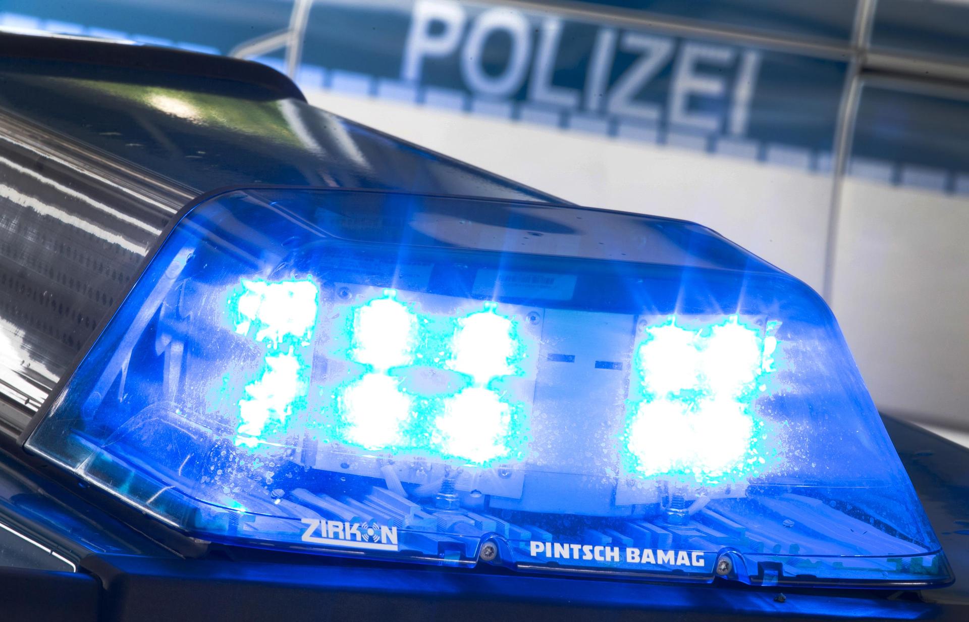 In Langquaid (Landkreis Kelheim) ist der Geldautomat einer Volksbank gesprengt worden.  (Symbolbild: Friso Gentsch/dpa)