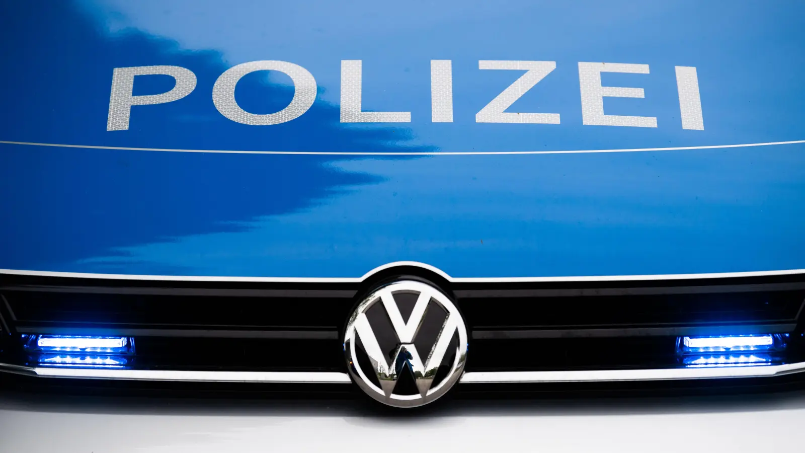 In Amberg hat ein Unbekannter ein Auto angefahren. (Symbolbild: Lino Mirgeler/dpa)