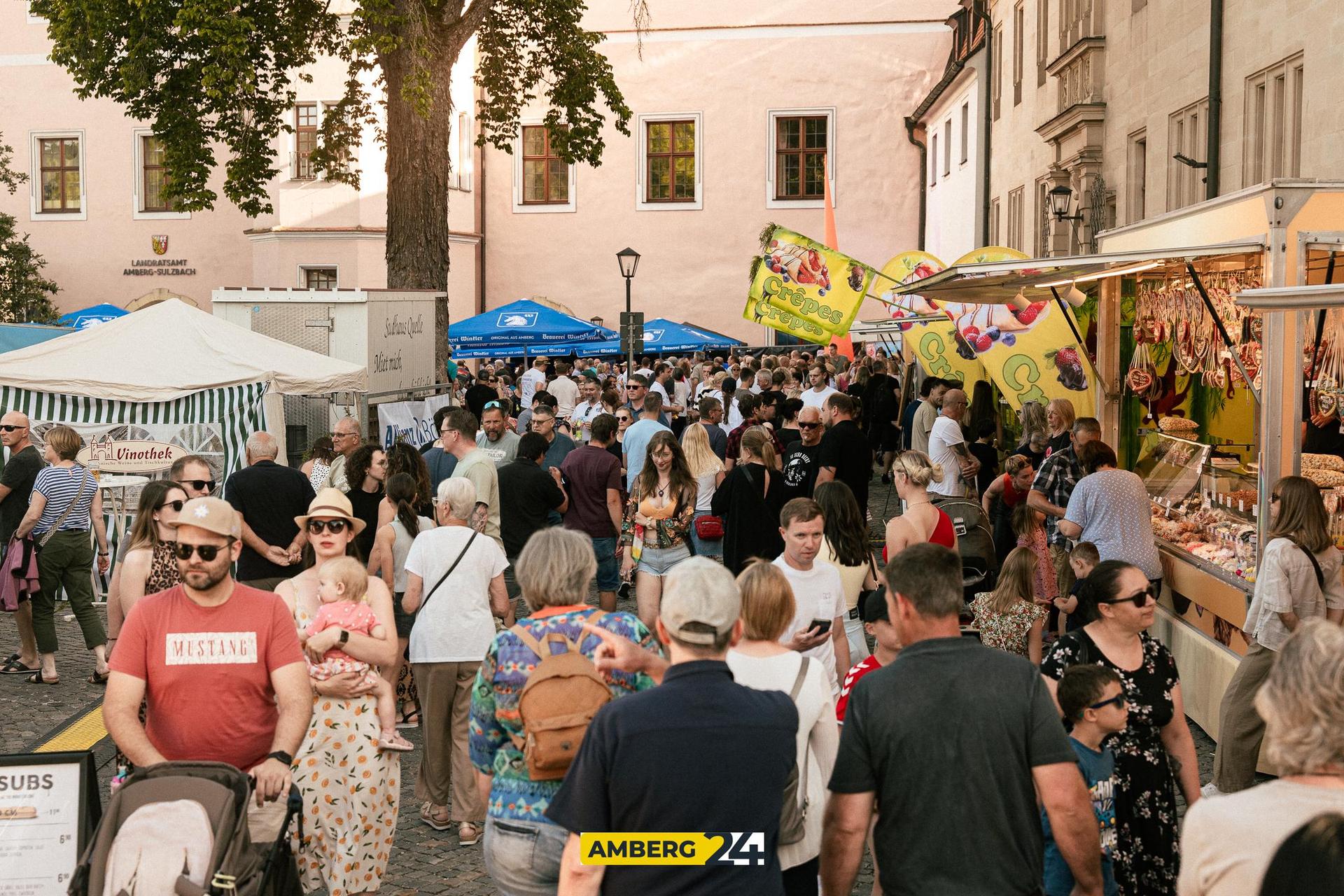 Einen ganz eigenen Vibe gab&#39;s auf dem Altstadtfest im Innenhof des Landratsamts! (Bild: David Mueller)